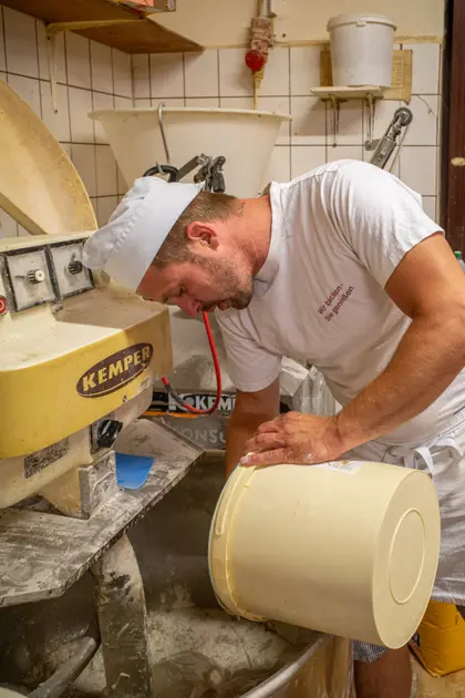 Teig wird in der Backstube der Bäckerei Schwabe von Hand verarbeitet