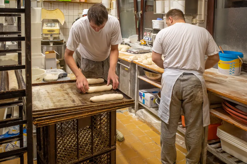 Arbeiten in der Backstube der Bäckerei Schwabe – Handwerk im Team