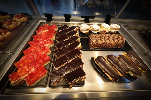 Feine Kuchen und Patisserie in der Auslage