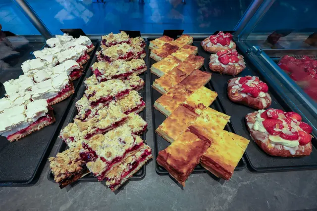 Auswahl hausgemachter Kuchen in der Auslage