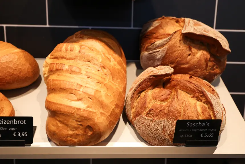 Frisch gebackenes, knuspriges Brot der Bäckerei Schwabe