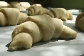 Frisch vorbereitete Croissants in der Backstube der Bäckerei Schwabe