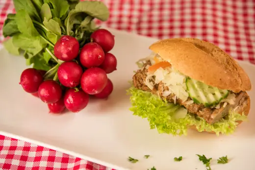 Frikadellenbrötchen – belegtes Brötchen der Bäckerei Schwabe
