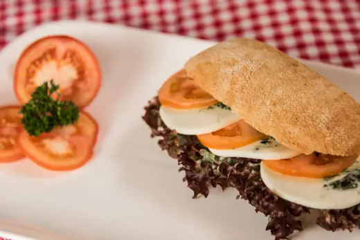 Mozzi Tomate – belegtes Brötchen der Bäckerei Schwabe