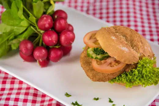 Schnitzelbrötchen – belegtes Brötchen der Bäckerei Schwabe
